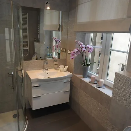 White Orchid Apartment *